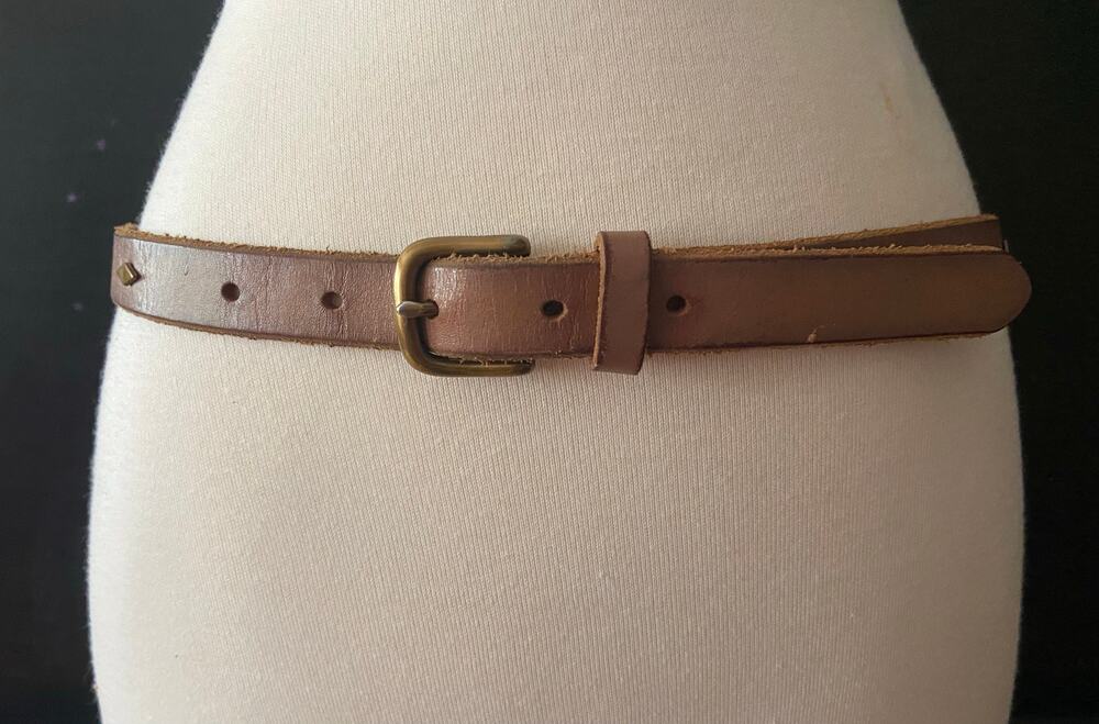 FOSSIL Distressed Skinny Tan Leather Studded Belt Womens sz XS